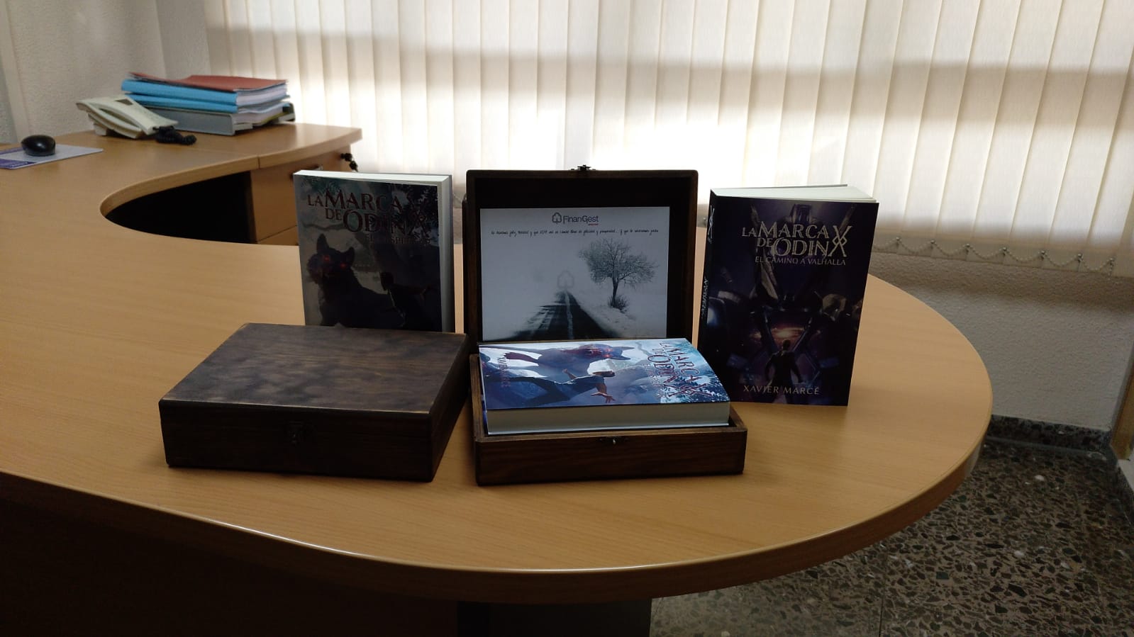 La asesoría y gestoría de Alicante, Finangest, regaló los libros de La marca de Odín a sus clientes por Navidad