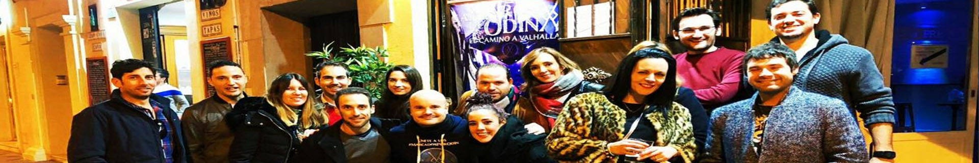 El escritor Xavier Marcé con lectores de La marca de Odín