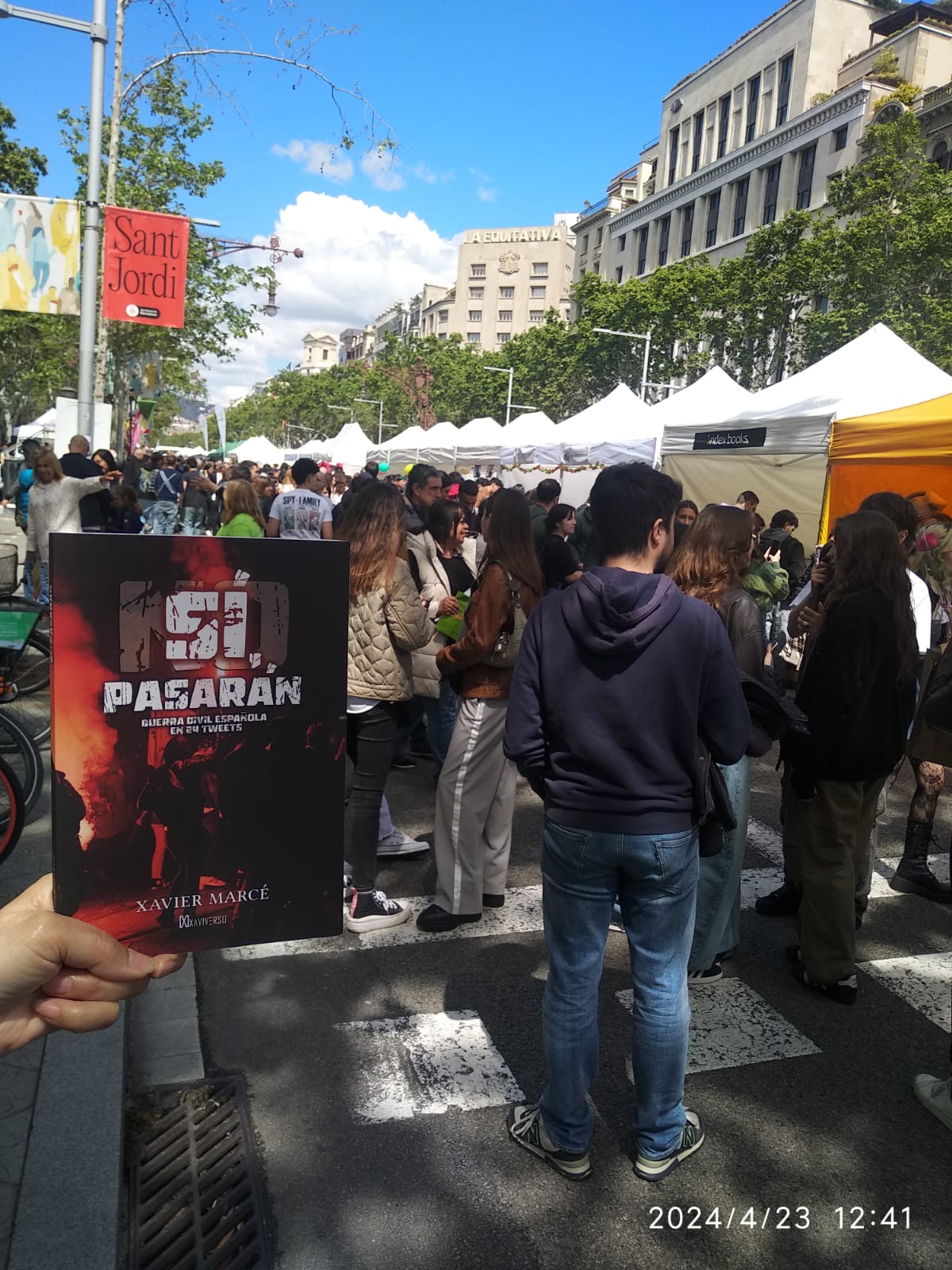 Enrique muestra su ejemplar de Sí, pasarán durante Sant Jordi en Barcelona