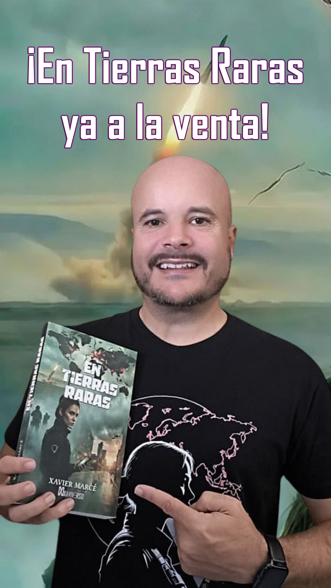 El escritor Xavier Marcé celebra el lanzamiento de 'En Tierras Raras'.