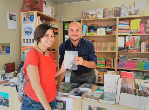 El escritor Xavier Marcé junto a una lectora en la Feria del Libro de Sevilla 2015